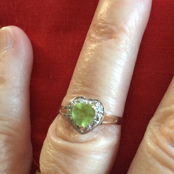 Peridot Heart 10KG Ring - Picture 4 of 5